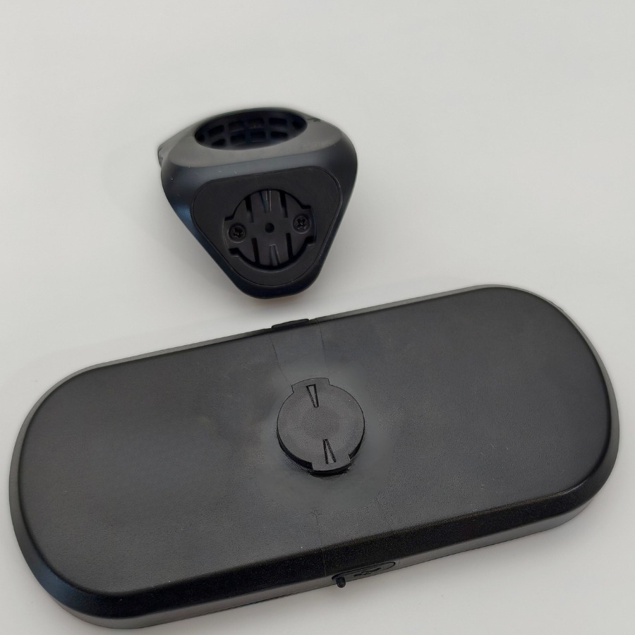 运动屏 Lite 环形背扣支架特写，展示可拆卸的安装结构